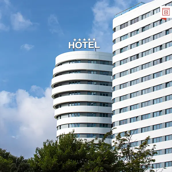 Galerie-Motiv Hausalarmanlagen (kurz HAA): Hotels. Bild eines großen, weißen Fünf-Sterne-Hotelgebäudes mit gewölbter Front.